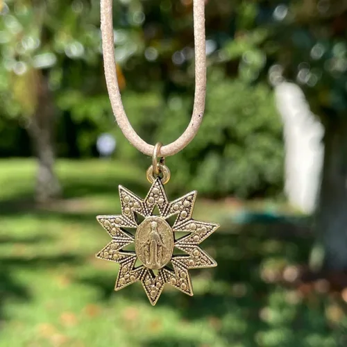 Vista 2 de Collar Virgen María de Oro - Medalla Milagrosa, Joyería Religiosa, Colgante Católico, Regalos de Mujer, Día de la Madre, Regalo de Hombre a Esposa