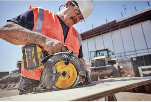 Vista 3 de DEWALT FLEXVOLT 60V MAX* Sierra circular con freno, 7-1/4 pulgadas, solo herramienta (DCS578B)