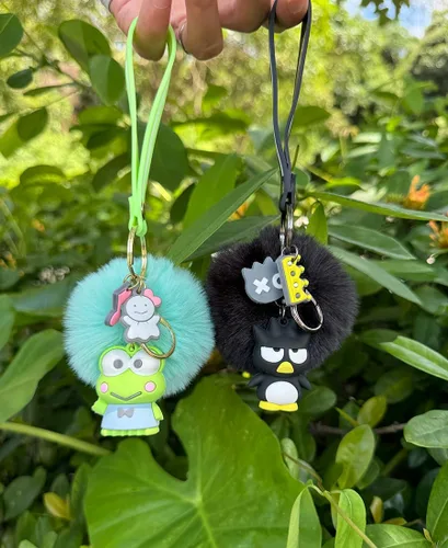 Vista 3 de PaPiJoJo Lindos llaveros para niñas, Kawaii Pom Pom Fuzzy Llavero Accesorios Pulsera Llavero de dibujos animados Llavero