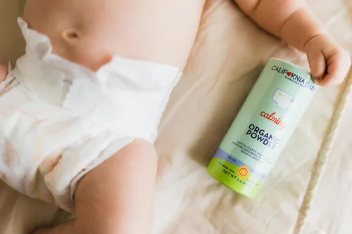 Vista 4 de California Baby Polvo de bebé orgánico certificado sin talco Absorbe la humedad y antirozaduras Polvo de bebé lavanda tamaño viaje 2.5 oz / 71