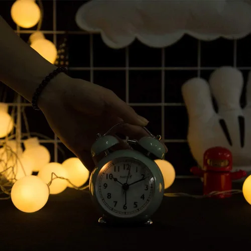 Vista 3 de FLOITTUY {Reloj despertador fuerte para personas que duermen profundamente) Reloj despertador de campana doble de 3.5 pulgadas con luz de fondo
