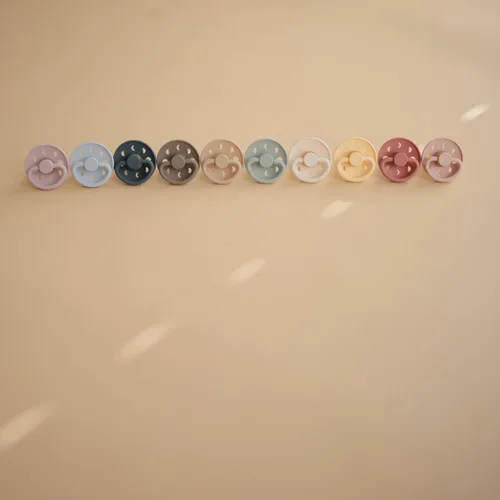 Vista 4 de FRIGG Moon SilkySoft - Chupete de silicona para bebé, fabricado en Dinamarca, sin BPA (rubor/crema, 6-18 meses)