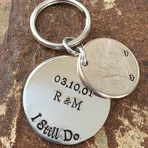 Vista 4 de 25º Aniversario de Plata, 25 Años, I Still Do, Moneda del Año de Boda, Llavero, Opciones Personalizadas, Para Él o Ella, Regalo para Esposo, Regalo