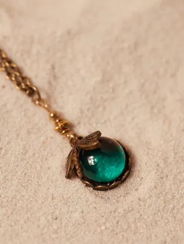Vista 2 de MINACHI Collar vintage medio esférico verde creado con piedra preciosa de libélula de cristal esmeralda para mujer