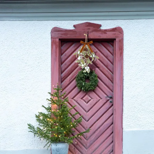 Vista 5 de Giegxin 1 pieza Adorno de Navidad Artificial de Muérdago Colgante con Lazo Rojo Bouquet de Adornos Colgantes de Navidad Floral con Piñas Naturales