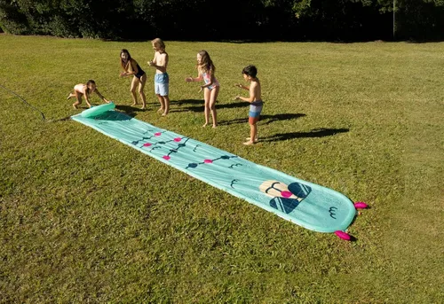 Vista 5 de BigMouth Desliza y desliza con rociadores integrados, diversión acuática de verano de 18 pies de largo, tobogán acuático incluye trineo a juego