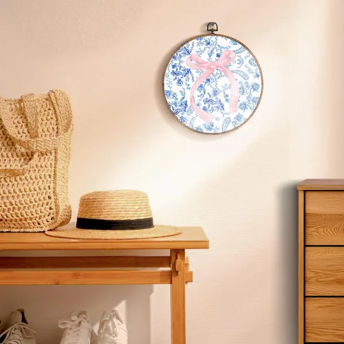 Vista 5 de Yorhifa Grandmillennial - Arte de pared enmarcado con lazo rosa coqueta, arte de pared redondo de chinoiserie azul y blanco, decoración de paredes