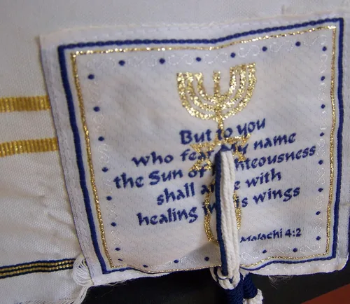Vista 6 de Mantón con oración del Nuevo Testamento en ingléshebreo y bolsa, azul., Azul