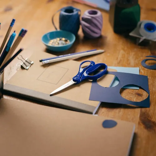 Vista 8 de Fiskars Tijeras para estudiantes de 7 pulgadas para niños de 12 a 14 años, tijeras para la escuela o manualidades, suministros de regreso a