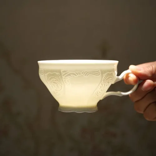 Vista 5 de Juego de taza de té y platillo de porcelana fina, superficie de escultura, taza ligera de 7 onzas, juego de cuatro