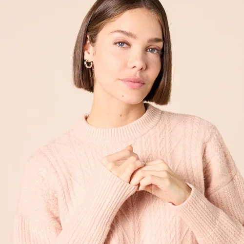 Vista 4 de Tienda Essentials Suéter moderno de cuello redondo suave al tacto para mujer (disponible en tallas extragrandes)