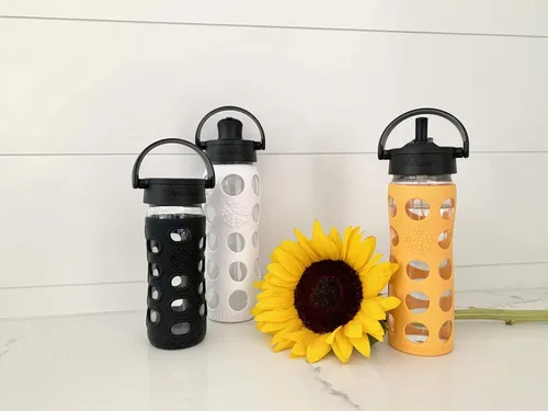 Vista 2 de Lifefactory Botella de agua de vidrio sin BPA de 12 onzas con tapa clásica y funda protectora de silicona, Marigold Caléndula