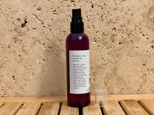 Vista 3 de Protector solar hidratante para el cabello con aminoácidos de seda, agua de coco y más, por Diva Stuff, aroma a lluvia de verano