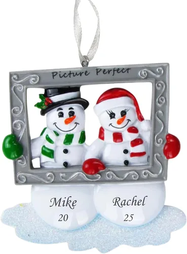 Vista 12 de Adorno de Navidad Personalizado para Parejas 2025 – Regalo Personalizado para Parejas, Recién Casados, Parejas Casadas y Comprometidas – Decoración