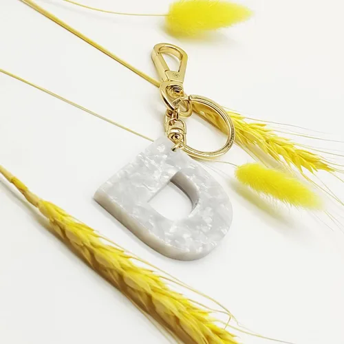 Vista 3 de Junyuerly Llavero dorado con inicial blanca con letra A B C D E F G llavero colgante para hombres y mujeres