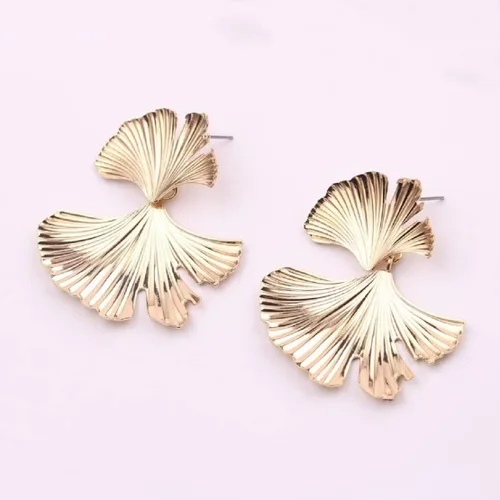 Vista 4 de Aretes de hoja de ginkgo para mujer, bonitos aretes de pétalos de flores, aretes colgantes de pétalos florales bohemios, hipoalergénicos, aretes