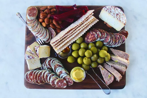 Vista 2 de Olympia Provisions - Caja de embutidos Euro - Set de regalo de embutidos de 12 artículos