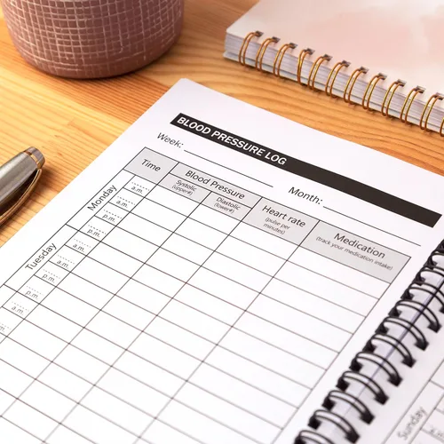 Vista 3 de Miru Cuaderno de registro de presión arterial A5 con tapa dura, cuaderno de presión arterial encuadernado en espiral, registro y monitoreo diario