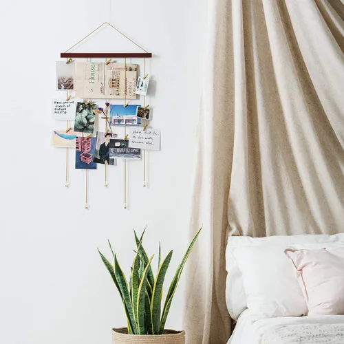 Vista 5 de Mkono Soporte Colgante para Exhibir Fotos Portafotos con 25 Clips de Madera Decoración de Habitación para Adolescentes Exhibidor de Tarjetas