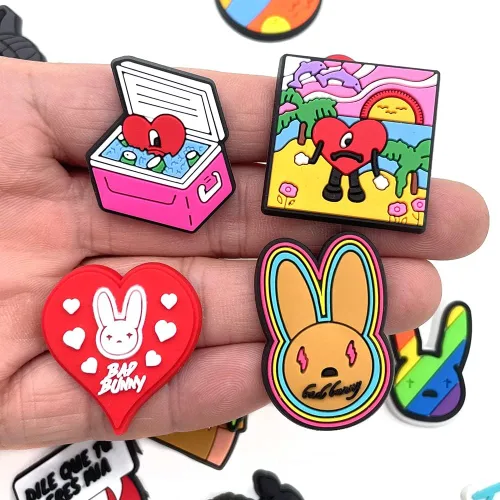Vista 5 de Lote de 48 50 dijes de dibujos animados para zapatos de jardín accesorios de fiesta para niños decoraciones para mochila de adultos Acrílico vidrio