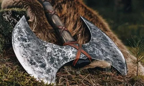 Vista 2 de Hacha barbuda vikinga de acero al carbono de doble cabeza con mango de madera - Hacha de estilo escandinavo, hacha nórdica, seax