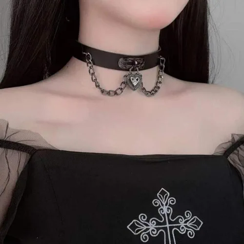 Vista 3 de YERTTER Gargantilla de piel sintética con corazón gótico para mujer, collar punk rock, ajustable, collar negro, gargantilla para cosplay