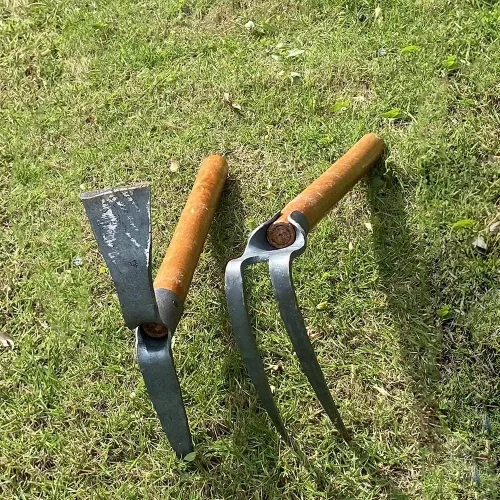 Vista 4 de Juego de 2 palillos de jardín de 19.6 pulgadas, juego de herramientas de azada de mano de 2 puntas, herramienta de jardín con mango de madera