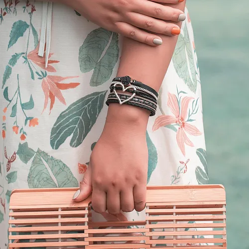 Vista 3 de FANCY SHINY Pulseras de cuero con forma de corazón, apilables, bohemias, pulseras de diamantes de imitación de resina de moda con cierre magnético