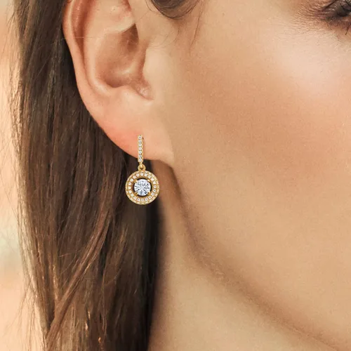 Vista 4 de Gem Stone King Aretes colgantes chapados en oro amarillo de 18 quilates con moissanita blanca para mujer (1.51 quilates, redondo de 0.197 in)