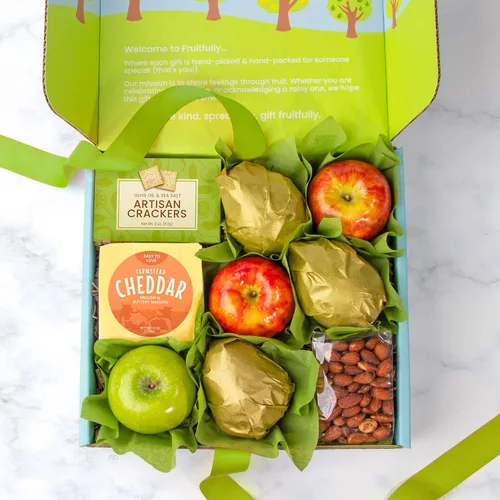 Vista 3 de Un regalo dentro de la cesta de frutas frescas con galletas mezcladas de frutas frescas, queso y aceite de oliva – Cesta de regalo de frutas gourmet