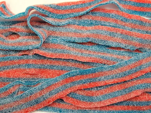Vista 6 de By The Cup Blazpberry Sour Belts, bolsa a granel de 1 libra