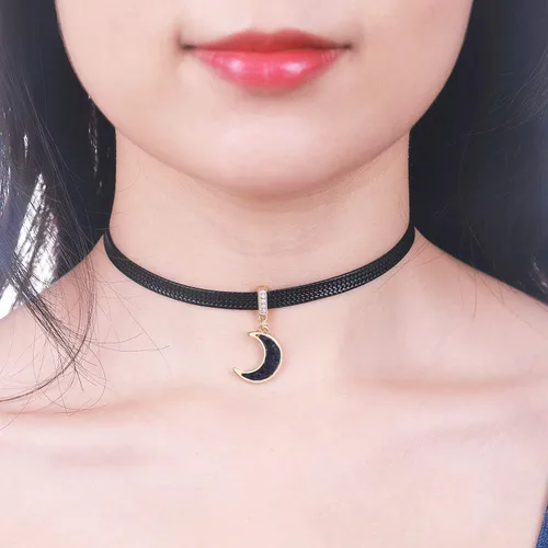 Vista 4 de LVEN - Gargantilla negra para mujer, collar de tono doradoplateado con elegante dije