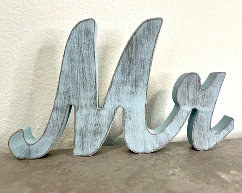 Vista 3 de Letrero de madera con texto en inglés "Mr & Mrs" para decoración de boda para mesa de recepción de novios. Letras de madera para centros de mesa