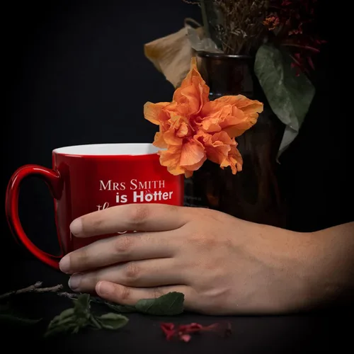 Vista 8 de PlaqueMaker Taza de café bistró de cerámica personalizada, texto grabado con láser, 16 onzas (rojo)