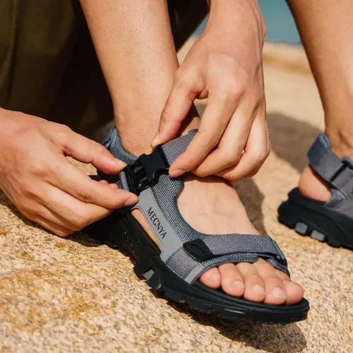 Vista 2 de MEGNYA Sandalias cómodas para caminar para hombre, sandalias deportivas suaves de senderismo con tres correas ajustables de velcro y velcro
