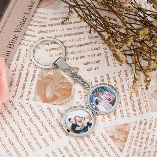 Vista 5 de Llaveros de pareja de acero inoxidable personalizados, con medallón que sostiene fotos para parejas amantes