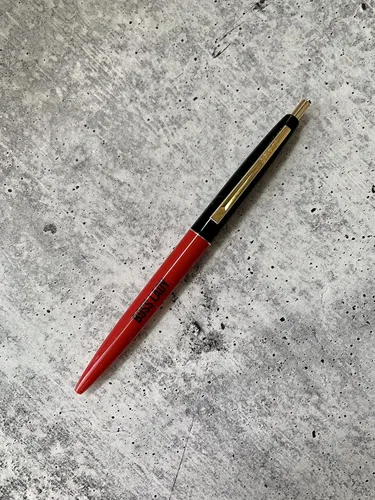 Vista 7 de Get Bullish Boss Lady - Bolígrafo recargable de dos tonos en rojo cereza y negro