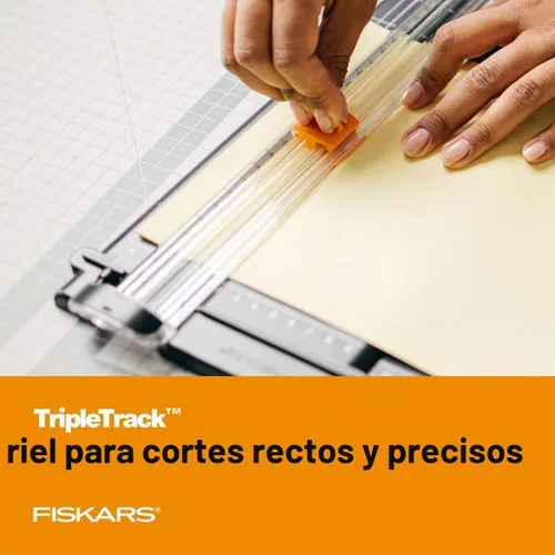 Vista 4 de Fiskars Recortadora de papel portátil reciclada SureCut™ - Longitud de corte de 12 pulgadas - Cortador de papel para manualidades y oficina