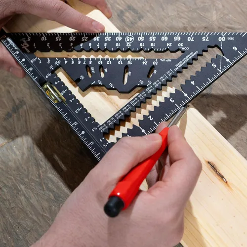 Vista 4 de Johnson Level & Tool 1904-0700V 7-1/4 pulgadas Johnny Square® MACH-1™ Smart Mark™ Rafter Square con vial nivel, negro