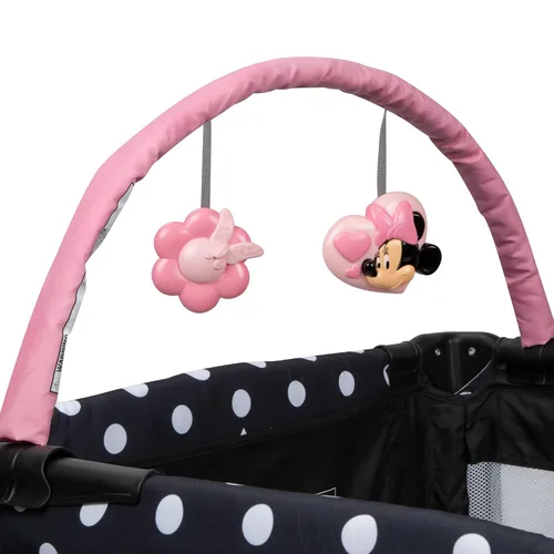 Vista 3 de Disney Baby® 3D Ultra Play Yard con moisés y bolsa de almacenamiento, Peeking Minnie