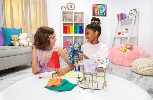 Vista 7 de Rainbow High Juego de estudio de moda Dream & Design. Juego de diseñador de moda con exclusiva muñeca Blue Skyler. Kit de moda fácil sin costura.