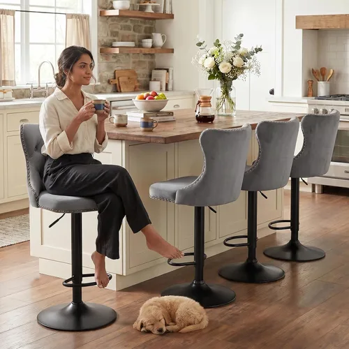 Vista 23 de SoarFlash Juego de 2 taburetes de bar tapizados de terciopelo moderno con patas de madera, botones acolchados, cabeza de clavo cromada, asiento