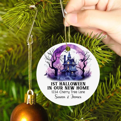 Vista 5 de Adorno personalizado para el primer Halloween en nuestro nuevo hogar 2025, adorno de Halloween personalizado para el hogar con dirección y nombres