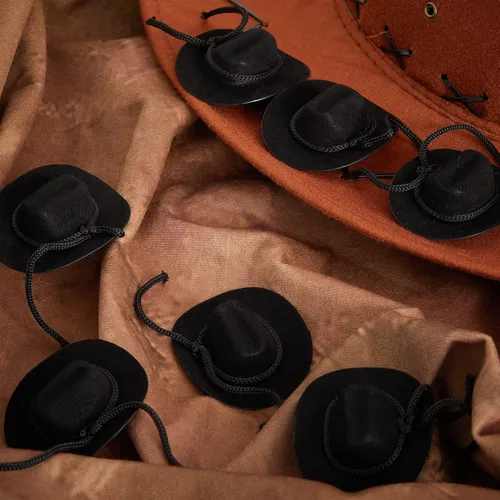 Vista 7 de Hercicy 24 sombreros de vaquero para manualidades, decoración de muñecas, sombreros de vaquera de 2 pulgadas, gorras occidentales en miniatura