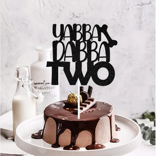 Vista 3 de Decoración para pastel de 2º cumpleaños con diseño de picapiedra Yabba Dabba con temática de cavernícola, decoración de segundo cumpleaños