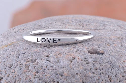 Vista 2 de SILVERCLOSEOUT Anillo de amor para mujer, chapado en rodio y apilable, fino
