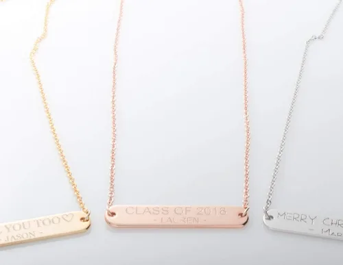 Vista 3 de Petite Boutique Collar personalizado de barra de mensajes de dos líneas, tu joyería única con nombre