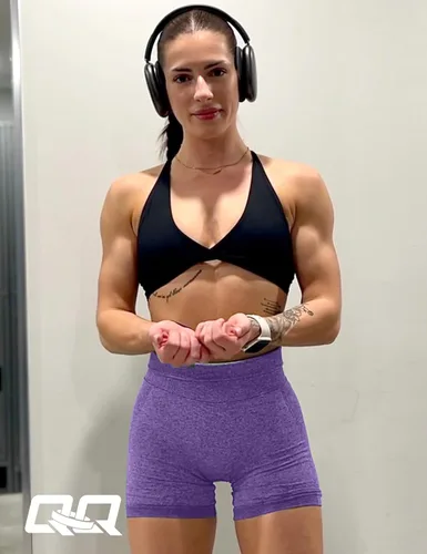 Vista 4 de QOQ Pantalones cortos de entrenamiento para mujer, sin costuras, para gimnasio, cintura alta, levantamiento de glúteos, pantalones cortos de fitness