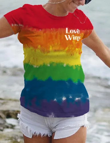 Vista 3 de Camiseta de manga corta con texto en inglés "Be You" para mujer, con estampado de arcoíris y texto en inglés "Love Wins