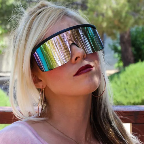 Vista 5 de Gafas de sol unisex de gran tamaño con lentes espejadas y superescudo retro con marco negro mate, Multicolor